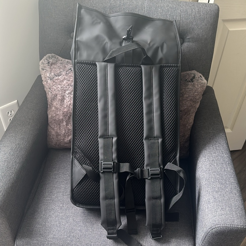 NWOT Rains Rolltop Rucksack - Picture 3 of 7